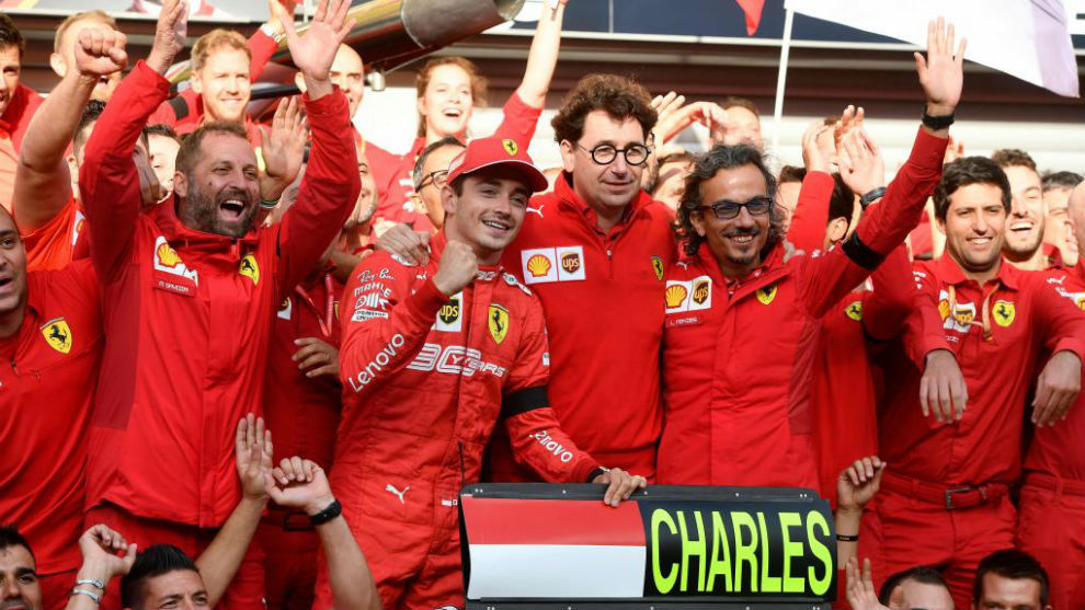 Leclerc y Binotto, con ms miembros de Ferrari.