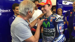 Agostini, con Lorenzo, en el box de Yamaha.