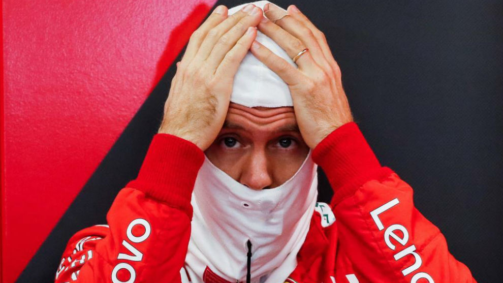 Vettel, en el box de Ferrari.