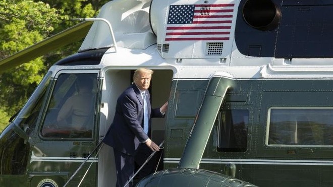 Donald Trump sube a su helicptero.