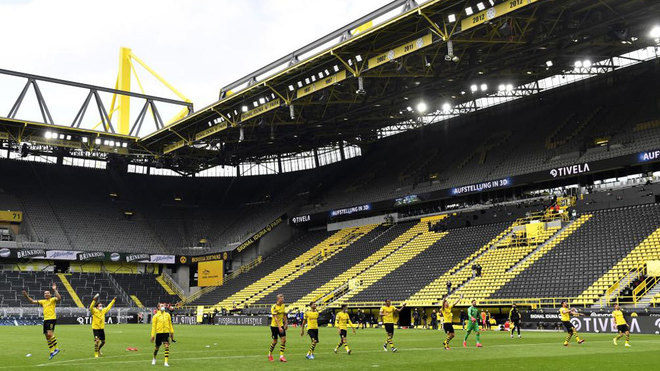 Los jugadores del Dortmund &apos;saludan&apos; al &apos;Muro Amarillo&apos;.