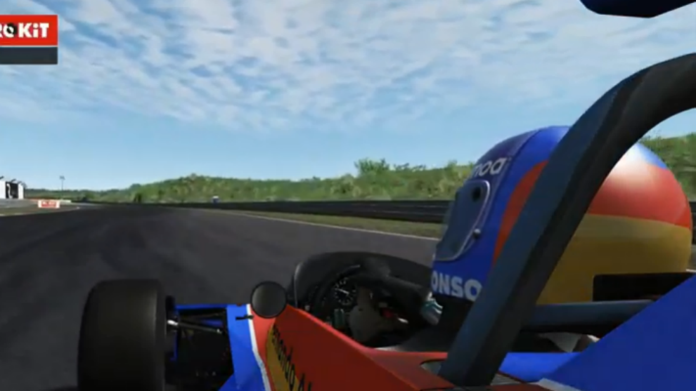 Fernando Alonso debuta en las carreras virtuales y acaba retirado