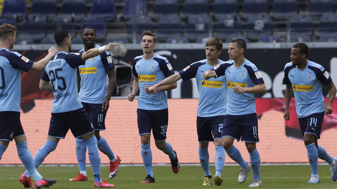 Los jugadores del Gladbach celebran uno de sus goles al Eintracht.