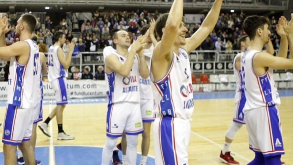 Los jugadores del Lucentum Alicante saludan a la aficin en un...