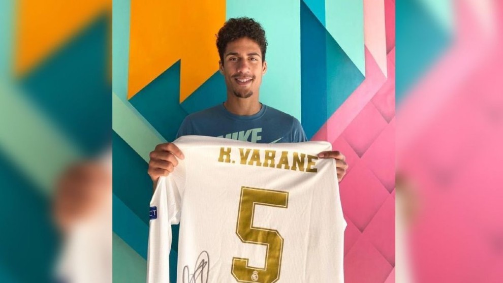 Varane, con la camiseta firmada que ha subastado