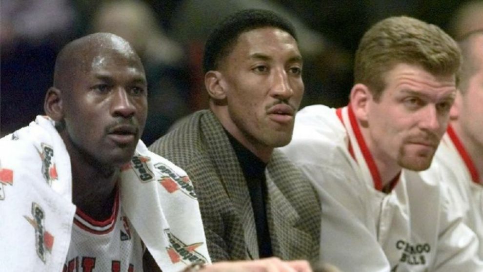 Jordan, Pippen y Kleine, sentados en el banquillo.