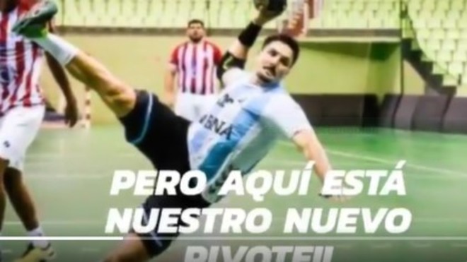 Cartel del fichaje del pivote internacional argentino Gastón Mouriño...