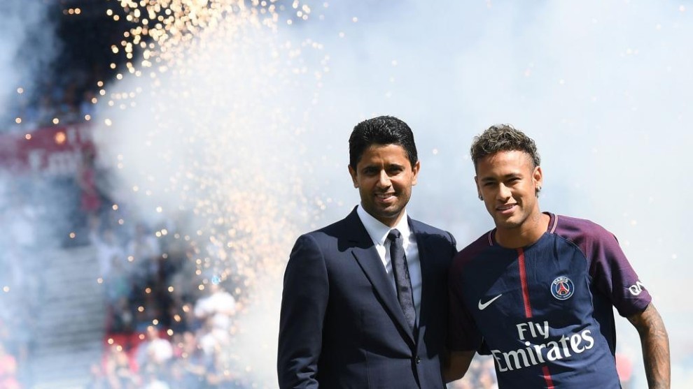 Nasser al Khelaifi, junto a Neymar el da de la presentacin del...