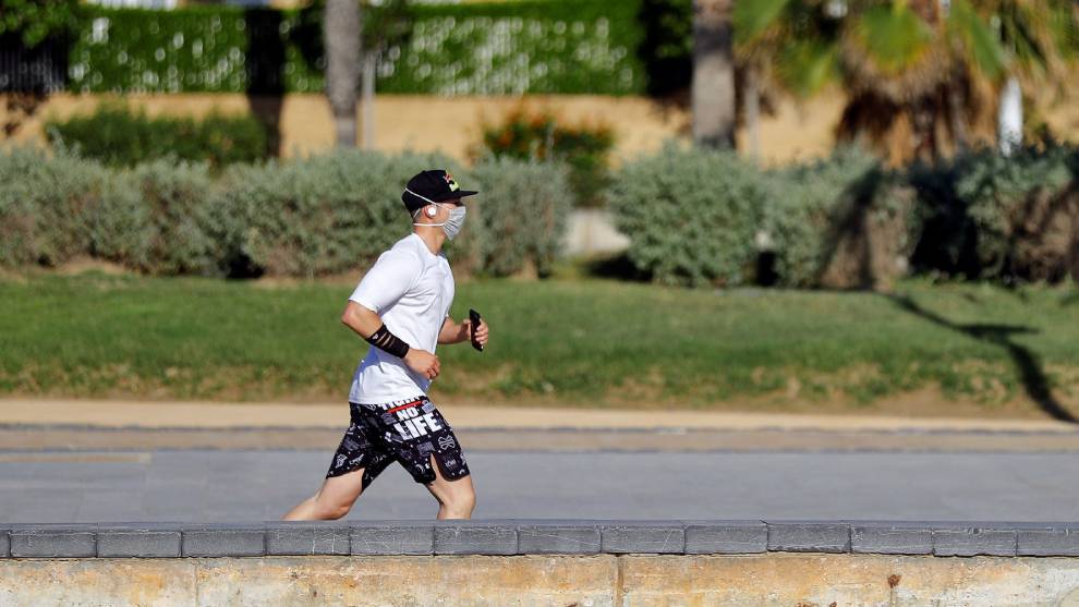 Un deportista corre en la playa de La Patacona de Valencia, ya en fase...