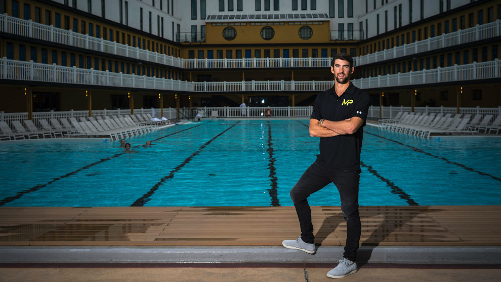 Phelps, delante de una piscina
