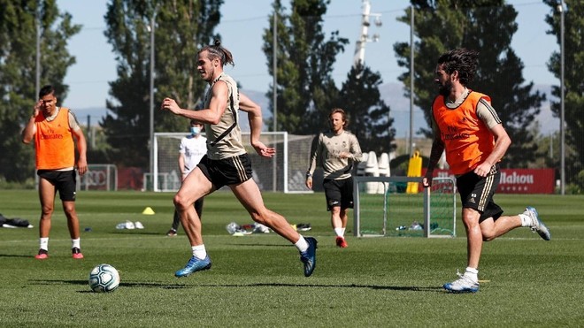 Bale and Isco during training.