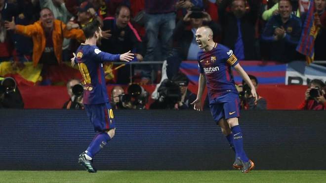 Messi e Iniesta celebran un gol.