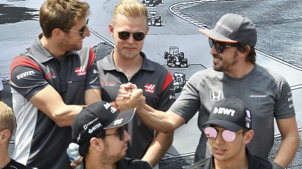 Grosjean y Alonso se saludan en el GP de Canad de 2017.