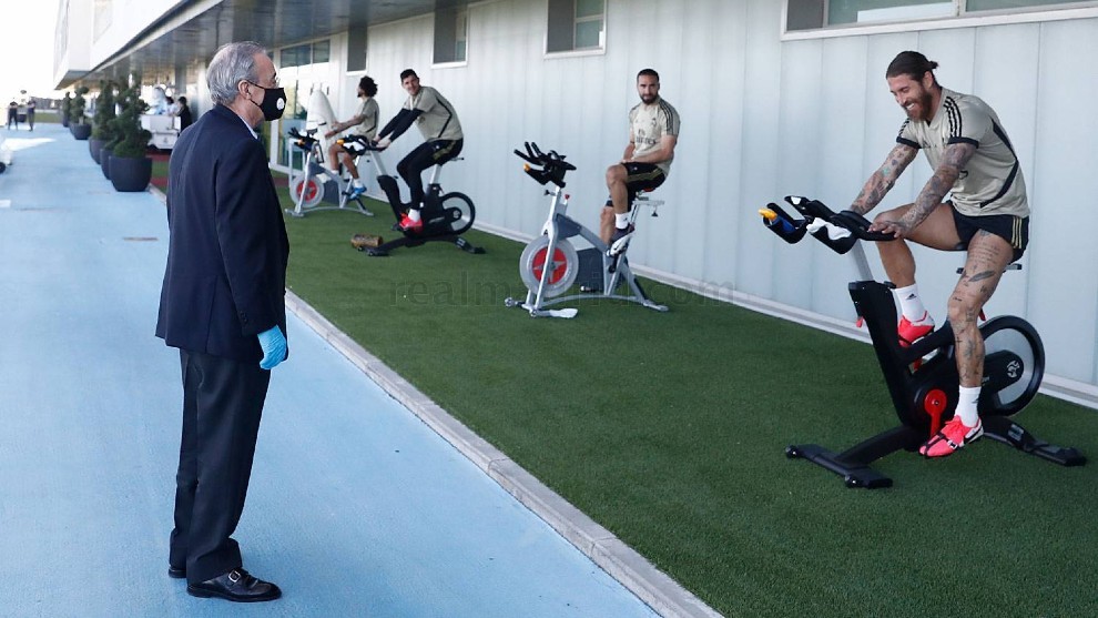 Florentino Perez visits the Real Madrid squad at Valdebebas