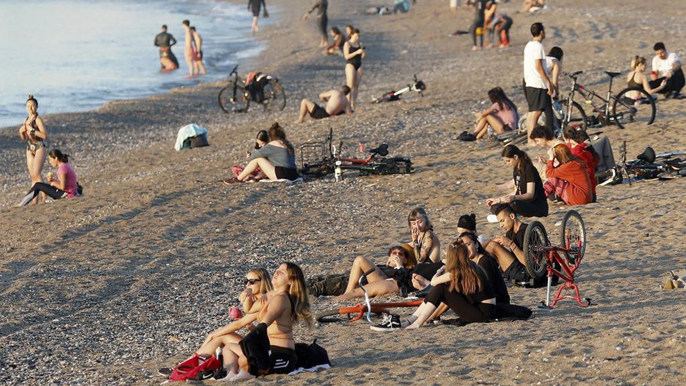 Coronavirus Catalunya: Las playas de Barcelona desoyen las prohibiciones de la fase 0,5 de desescalada | Marca.com