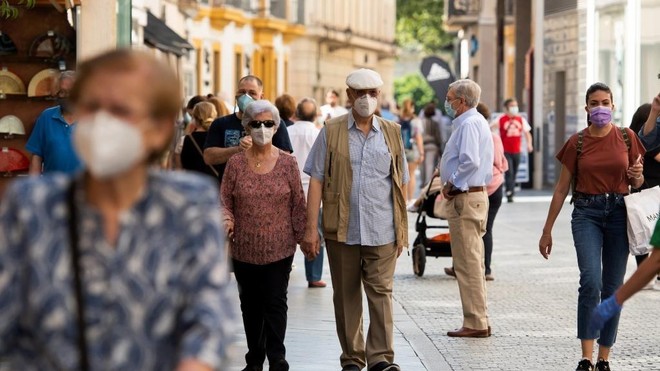 Personas con mascarilla caminan por la calle Tetun de Sevilla.