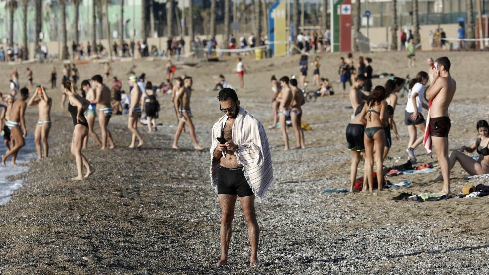 Coronavirus Cataluña: La Guardia Urbana desaloja las playas de Barcelona llenas de bañistas | Marca.com