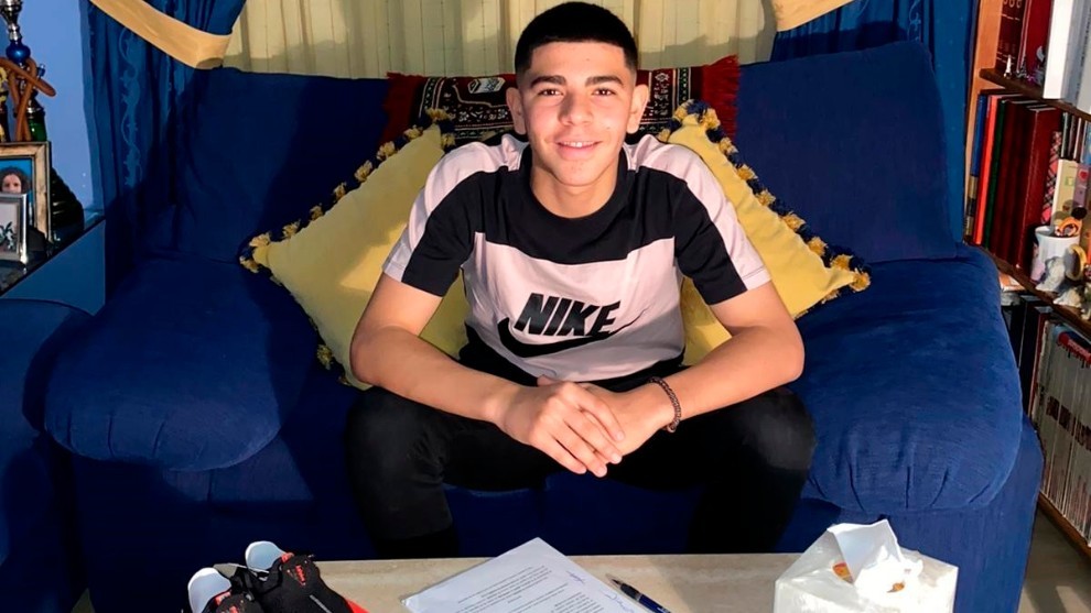 Salim El Jebari posa tras firmar el contrato.