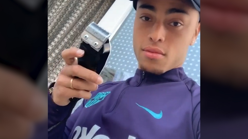 Sergino Dest sends a message to Ajax by posing in Barcelona tracksuit top