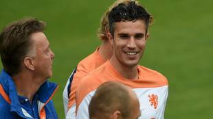 Van Persie, junto a Van Gaal y Robben en un entrenamiento de la...