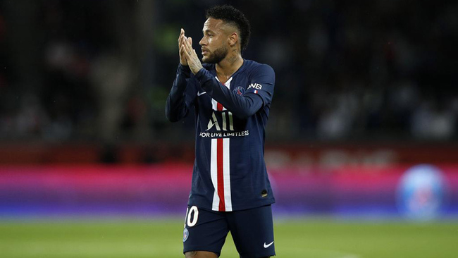 Neymar aplaude la accin de un compaero.