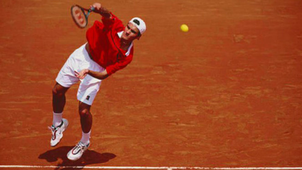 Federer se dispone a sacar en Roland Garros