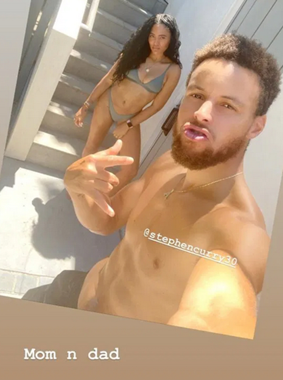 Ayesha Curry posando en bikini junto a Stephen Curry luciendo su...
