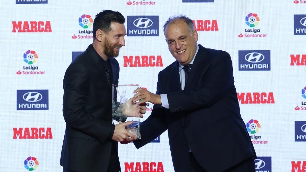 Messi receiving the Pichichi award from Javier Tebas.