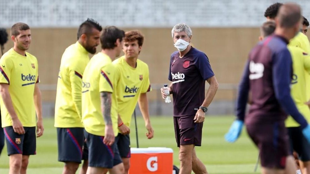 Setien gets Barcelona players to train in larger groups