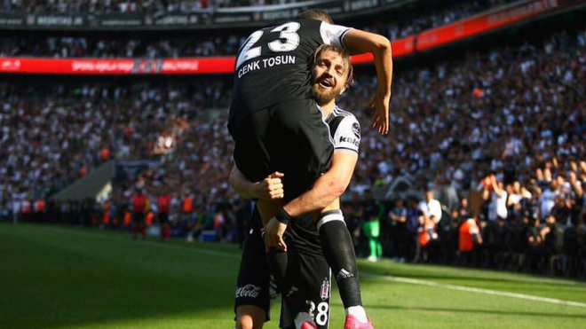 Caner Erkin celebra un gol con el Besiktas.