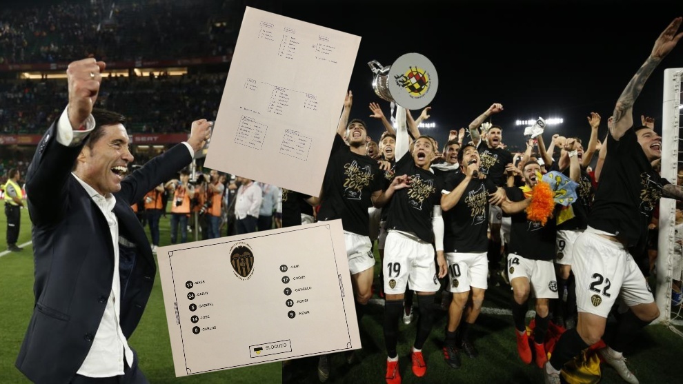Marcelino y los jugadores celebran la victoria en la Copa. Parte de la...