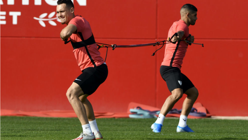 Ocampos (25) y Banega (31), en un entrenamiento del Sevilla.