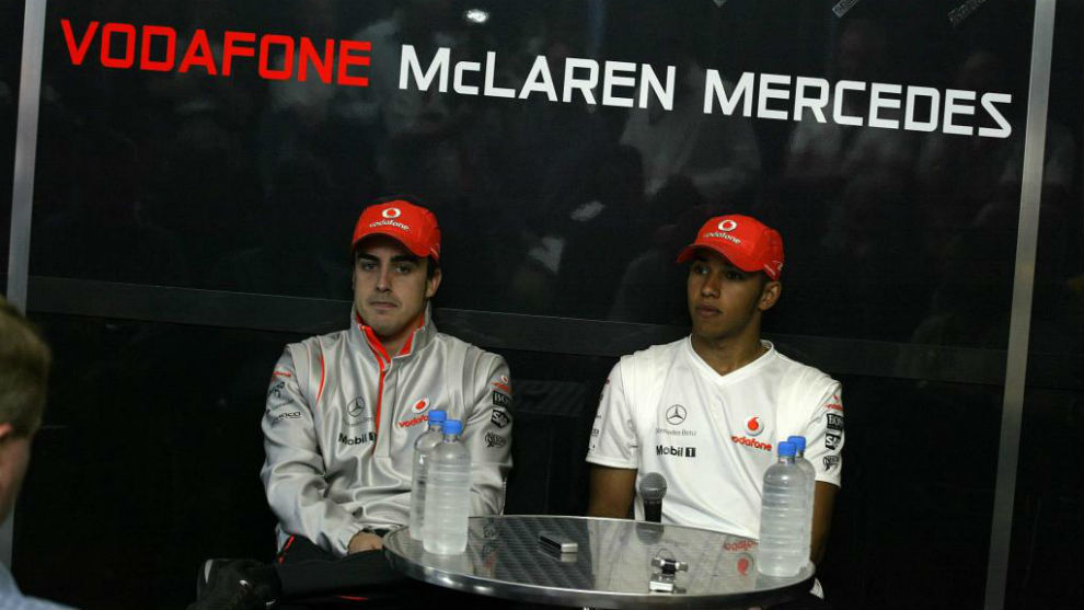 La primera rueda de prensa juntos de Alonso y Hamilton en Australia...