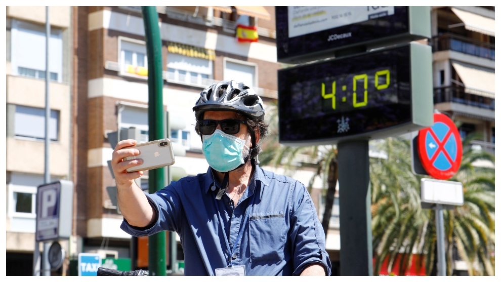 Un hombre se fotografa junto a un termmetro de calle que marca 40 grados, hoy en Crdoba