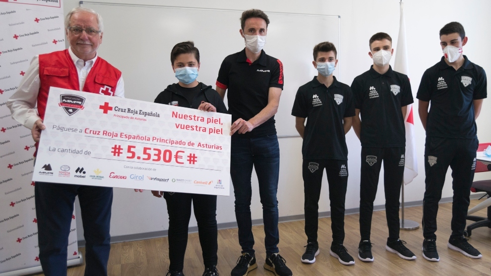 La Samuel Snchez-MMR Cycling Academy entrega a Cruz Roja los 5.530 euros de su rifa solidaria para luchar contra la covid19