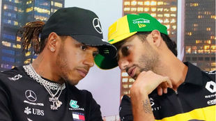 Hamilton (Mercedes) y Ricciardo (Renault).