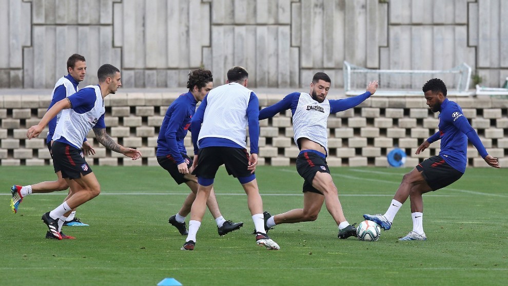 Atletico Madrid train with groups of 14 players