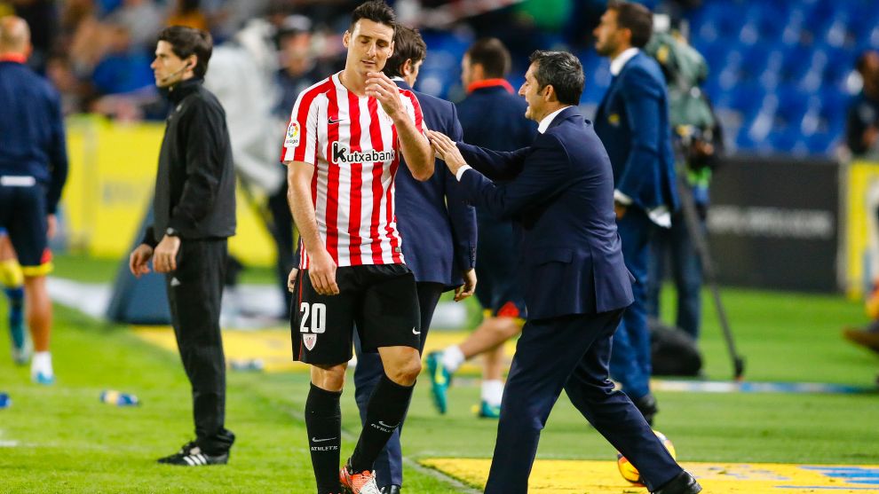 Valverde charla con Aduriz en un partido de Liga.