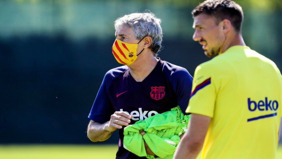 Setien wears Barcelona's new mask during training