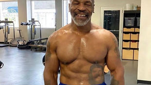 Mike Tyson muestra su nueva figura.
