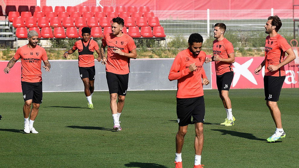 Los jugadores del Sevilla, en el entrenamiento de hoy
