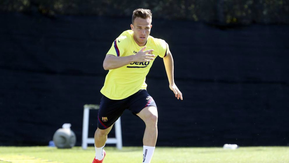 Arthur tells Barcelona and Juventus directors that he wants to stay put