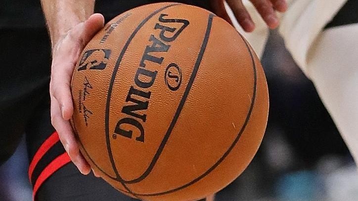 Un jugador maneja el baln durante un partido de la NBA.