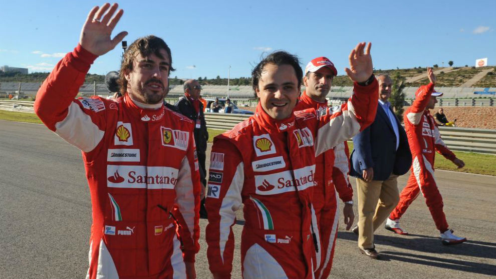 Fernando Alonso, y Felipe Massa, saludan al público en el circuito Ricardo Tormo durante las finales Ferrari el domingo 28 de noviembre de 2010