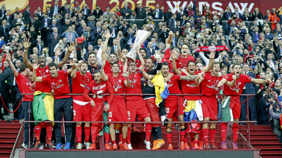 Los jugadores del Sevilla celebran la Europa League conseguida ante el...