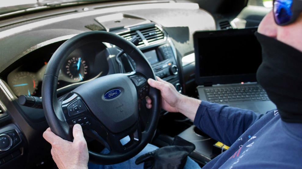 Un ingeniero prueba el software en el interior de un Ford Explorer.