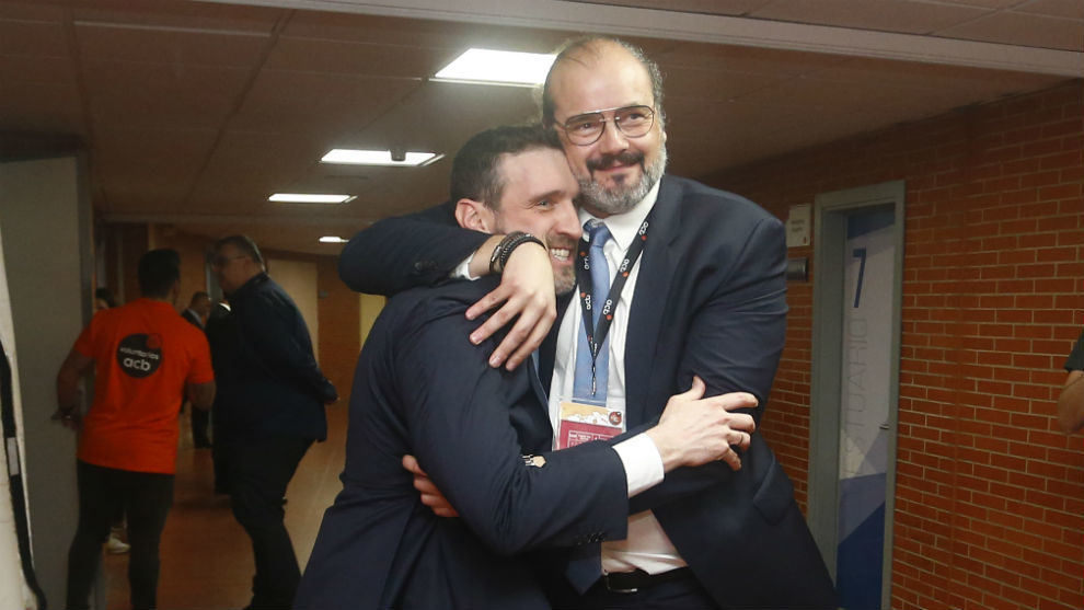 Francesc Solanda, director deportivo del Andorra, se abraza a Ibon...