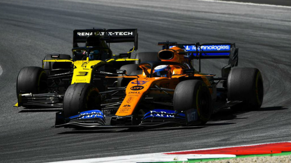 Sainz, delante de Ricciardo, en 2019.