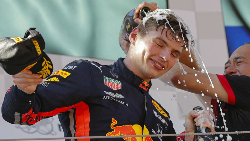 Verstappen es duchado con champn tras lograr el triunfo en el GP de...