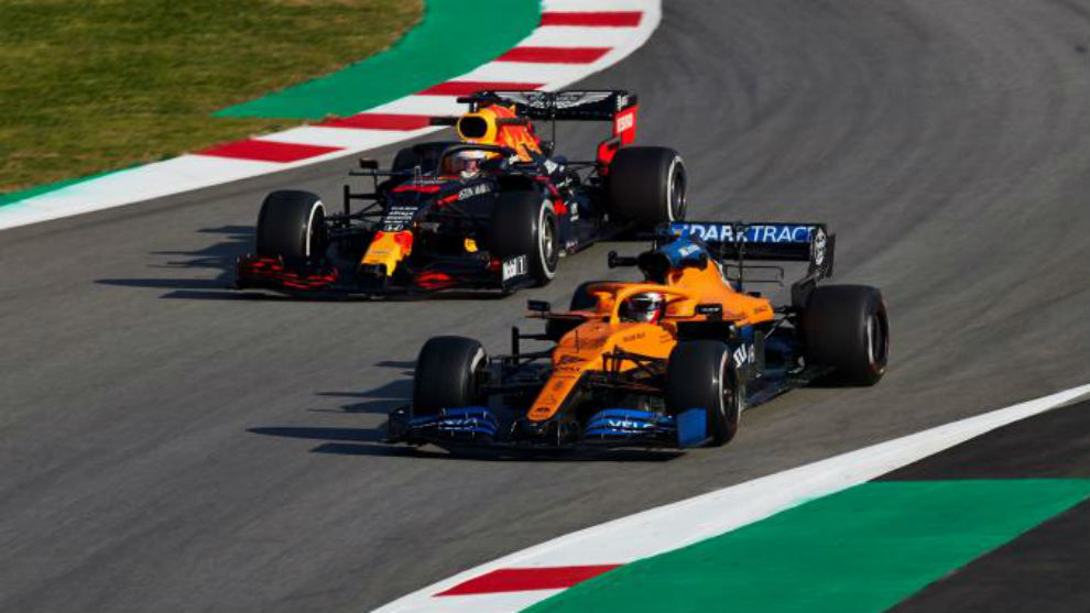 Verstappen y Sainz, durante los test de invierno de 2020 en el...